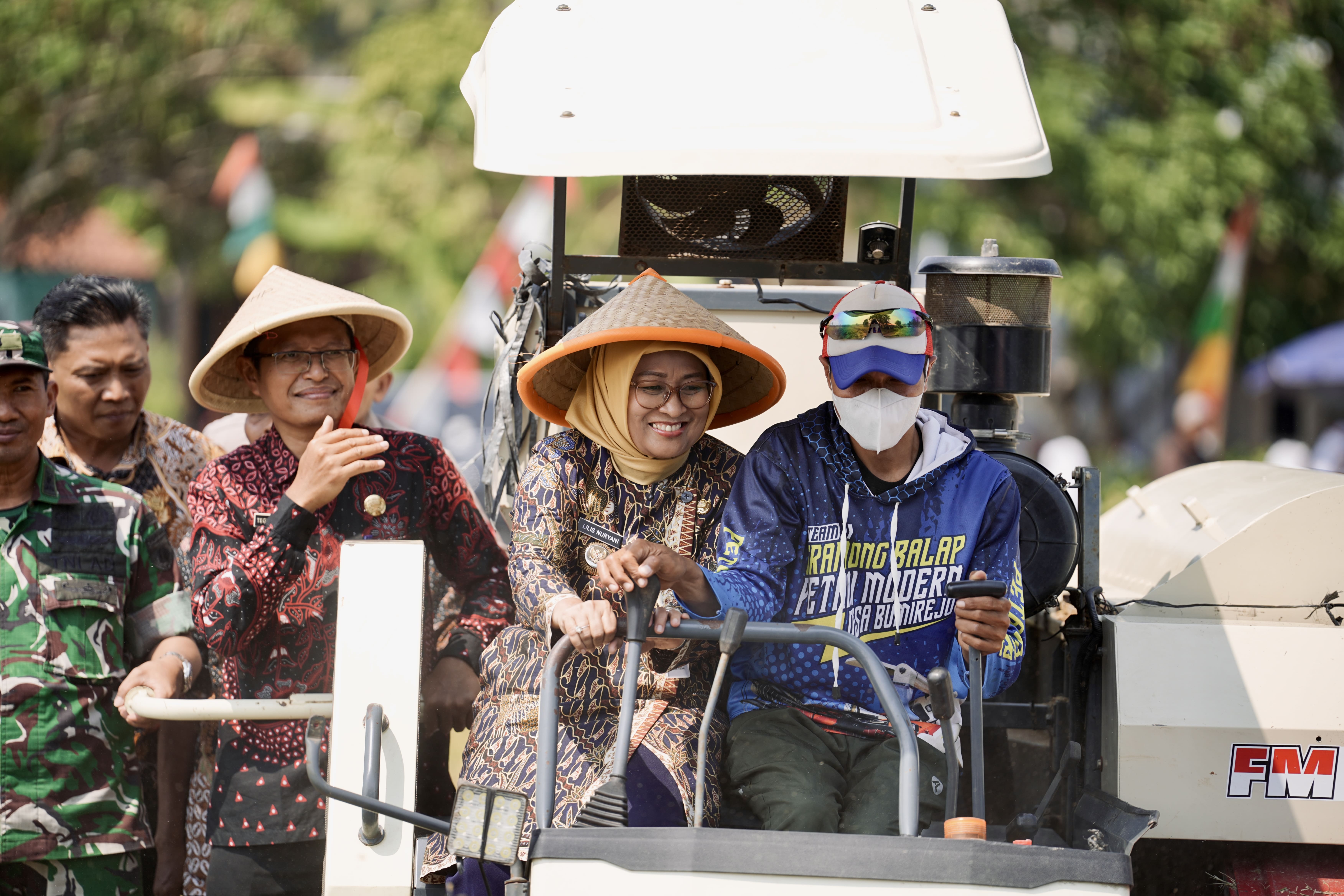 Panen Raya di Puring, Bupati Lilis Dorong Mekanisasi Pertanian untuk Kesejahteraan Petani