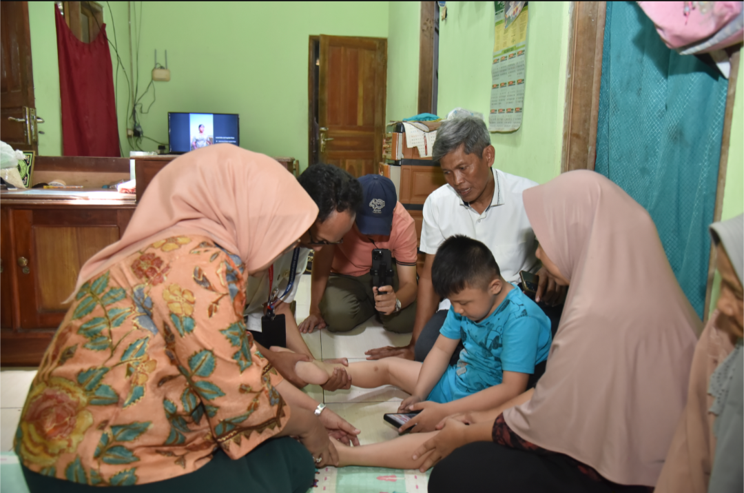 Bertahun-tahun Jalani Pengobatan, Dua Bersaudara di Ambal Terima Bantuan Kursi Roda