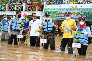 Implementasi Program Nandur Wit Nggo Anak Putu, Bupati Kebumen Turun ke Laut Tanam Pohon Mangrove
