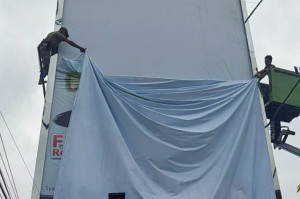 Satpol PP Tertibkan Dua Baliho Besar di Kawasan Alun-alun Kebumen