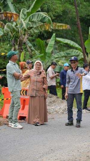 Bupati Lilis Nuryani Monitoring Jalan Rusak di Wilayah Terpencil Sadang