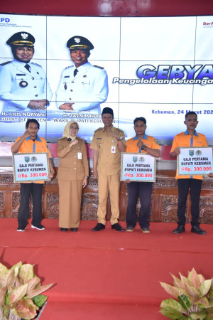 Bupati Kebumen Serahkan Gaji Pertamanya untuk Tenaga Kebersihan
