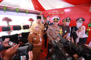 Bupati Kebumen Tinjau Posko Terpadu Pengamanan Mudik, dan Bagikan Paket Sembako