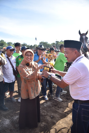 Bupati Lilis Nuryani Bangga dengan Tradisi Pacuan Kuda Ambal: Terus Dilestarikan