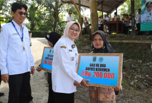 Bupati Kebumen Serahkan Gaji Keduanya untuk Para Pemulung