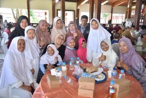 Bupati Undang Tukang Becak, Pemulung dan Kuli Panggul Makan Siang di Pendopo