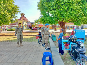Satpol PP Lakukan Penertiban PKL dan Jasa Mainan Anak di Alun-alun Kebumen