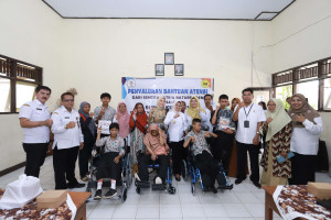 Bupati Lilis Nuryani Salurkan Bantuan untuk SLB Putra Manunggal Gombong