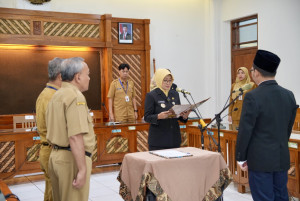 Bupati Lilis Nuryani secara resmi melantik sejumlah pejabat administrator di lingkungan Pemerintah Kabupaten Kebumen dan Direktur Apotik Lukulo