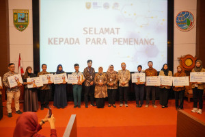 Bupati Lilis Nuryani Serahkan Hadiah dan Penghargaan Lomba Krenova 2025