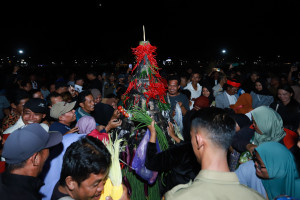 Menyambut Tahun Baru Islam Pemkab Kebumen Adakan Ruwat Kabumian, Gunungan Jadi Rebutan Warga