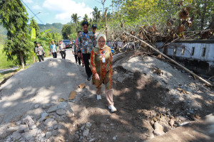 Bupati Lilis Tinjau Langsung Perbaikan Jalan: Infrastruktur Maju, Ekonomi Bergerak