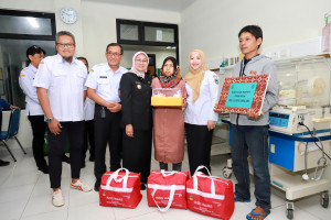Pemkab Kebumen Serahkan Bantuan untuk Bayi Kembar Tiga, Bukti Komitmen Perlindungan Ibu dan Anak
