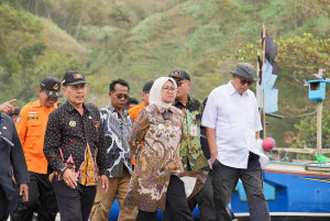 Pemkab Kebumen Tanggap Bencana, Bupati Lilis Tinjau Langsung Dampak Gelombang Tinggi di TPI Pasir