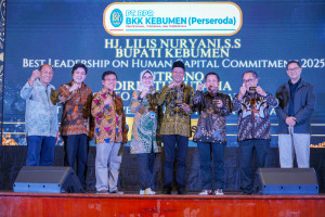 Bupati dan Dua Perusahaan Daerah Kebumen Terima Penghargaan Dalam Ajang Best Human Capital Award 2025