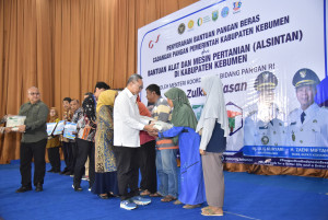 Menko Pangan Zulkifli Hasan Serahkan 5 Ton Beras dan Ratusan Alsintan untuk Petani Kebumen