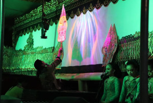 Wayang Kulit Kebumen:  Antara Ngapak, Humor, dan Kearifan Lokal