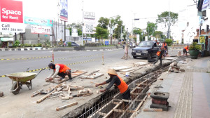 Proyek Rehabilitasi Drainase di Jalan Sukarno Hata dan Jalan Sugiono Upaya Pemkab Atasi Genangan Kawasan Perkotaan.