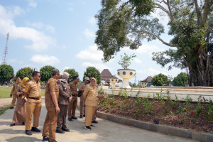 Jelang Kerja Bakti Massal, Bupati Lilis Tinjau Alun-Alun Pancasila Demi Kenyamanan Warga dan UMKM