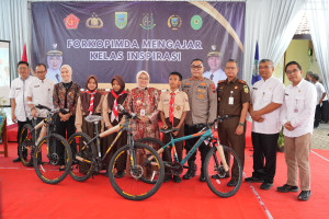 Forkopimda Gelar Kelas Inspirasi di SMPN 4 Gombong, Bupati Lilis Bagikan 6 Unit Sepeda dan Pesan Kunci Sukses