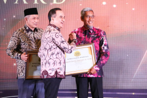 Gubernur dan Wakil Gubernur Jateng Raih Penghargaan Satria Brand Award 2025