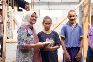 Gandeng PT Tradha, Bupati Lilis Kucurkan Bantuan Puluhan Juta untuk RTLH Warga Kedunggong