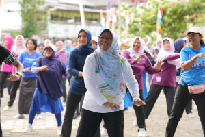 Bupati Lilis Senam Bareng Kader Kesehatan Gombong, Bagi-Bagi Sepeda dan Edukasi Kesehatan