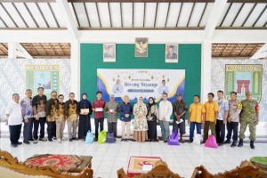 Bupati Kebumen Berbagi Kebahagiaan dengan 300 Tukang Becak, Porter, dan Difabel di Pendopo