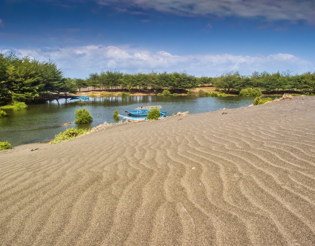 Pantai Laguna Lembupurwo